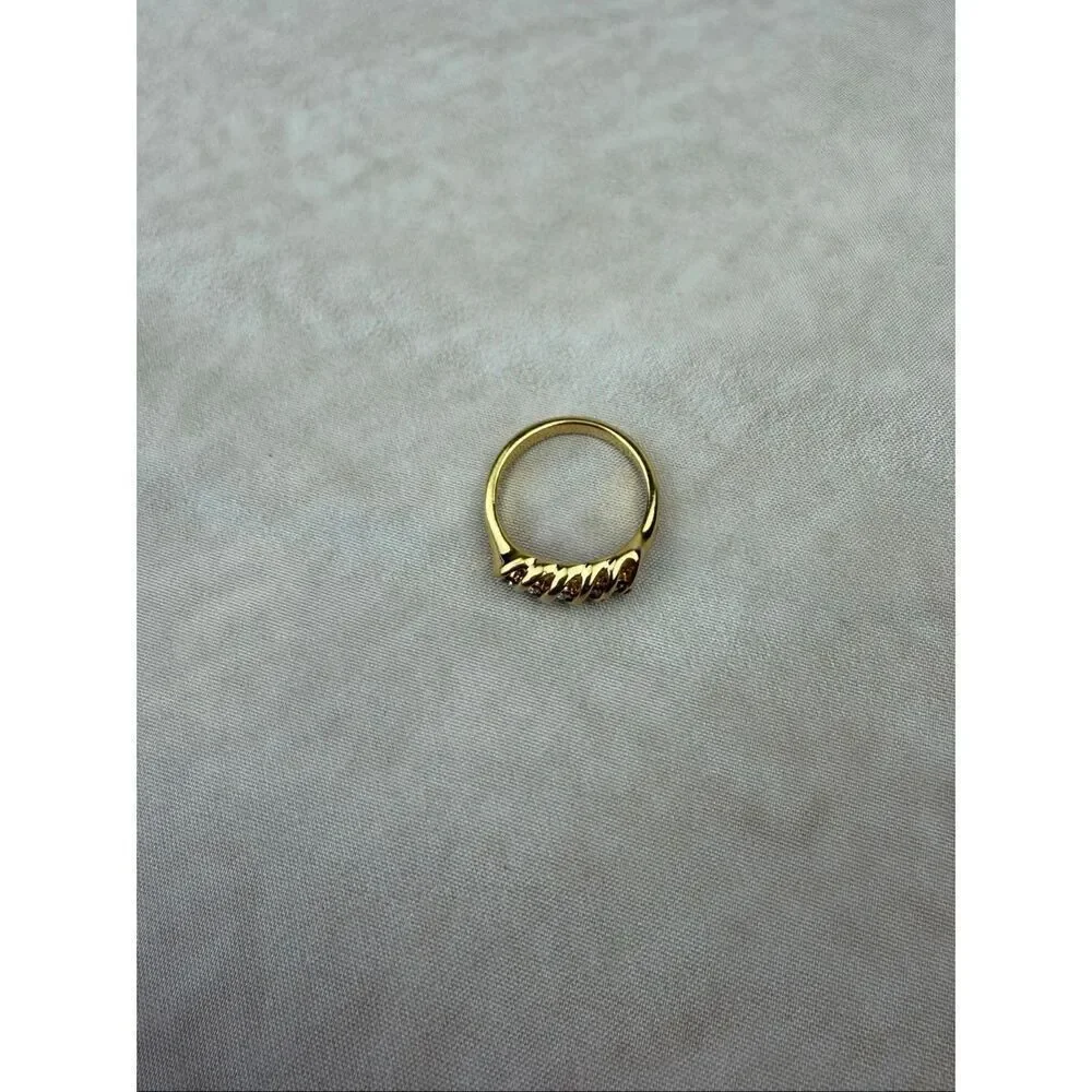 Vintage Gold Tone Wavy Setting Ring CZ Piece Size 6.75